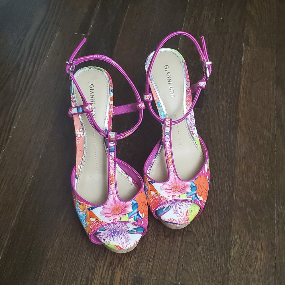 **Never worn** Floral print sandal